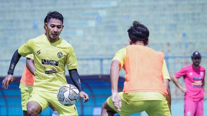 Situs Bola88.fun berada di baris kedua bagian tengah jersey latihan Arema FC di Stadion Gajayana, Kota Malang (Foto: Instagram @aremafcofficial)