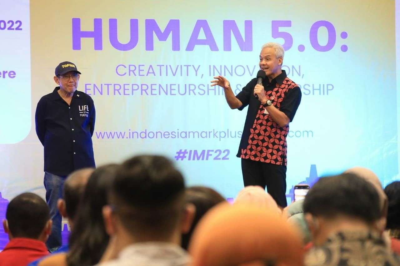 Gubernur Jawa Tengah Ganjar Pranowo sepakat dengan Pakar Marketing Hermawan Kertajaya bahwa perubahan dunia tak bisa dihindari.  (Foto: dok)