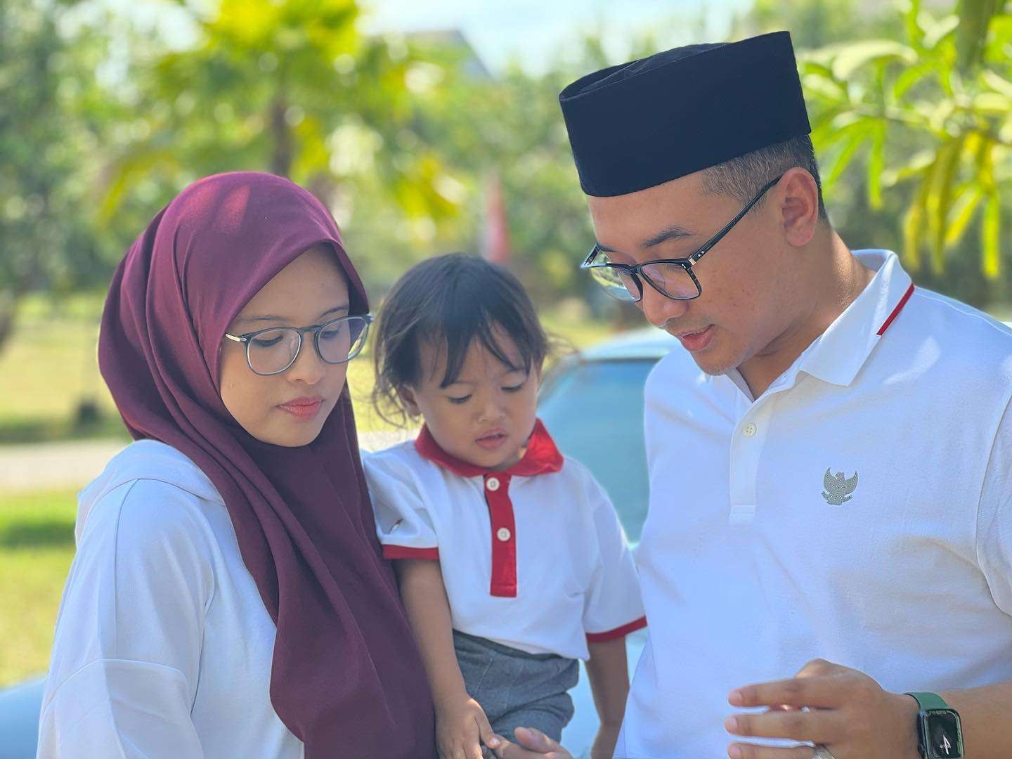 KH Mohammad Nailur Rochman (Gus Amak), Pengasuh Pondok Pesantren Bayt al-Hikmah, Kota Pasuruan, bersama istri dan seorang putrinya. (Foto: Gus Amak)