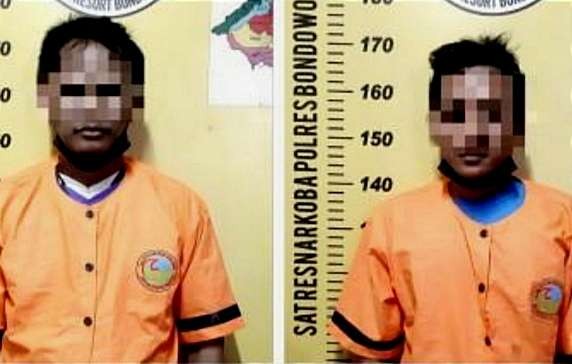 Dua warga Jember ditangkap anggota Satresnarkoba Polres Bondowoso saat menunggu pembeli sabu di warung es degan.(foto: guido saphan/ngopibareng.id)