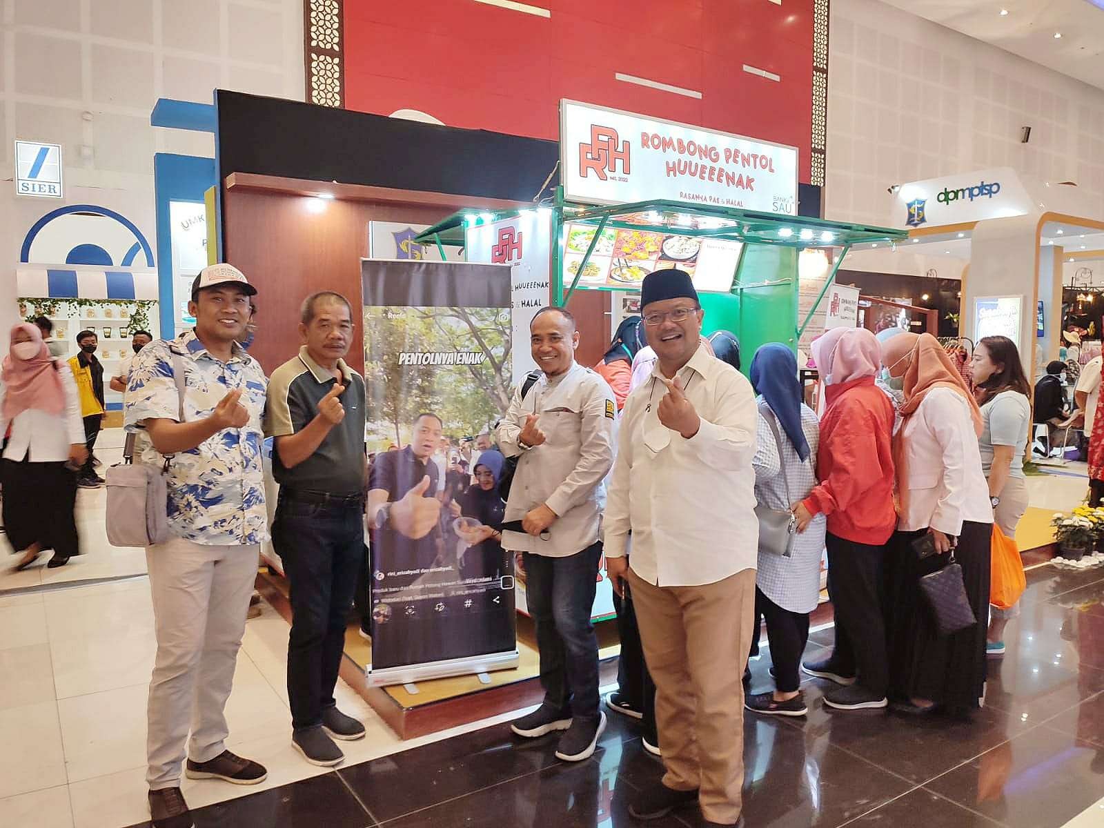 Dirut RPH, Fajar Isnugroho saat meluncurkan Program Rombong Pentol Hueenak di acara Surabaya Great Expo. (Foto: tim dokumentasi RPH)