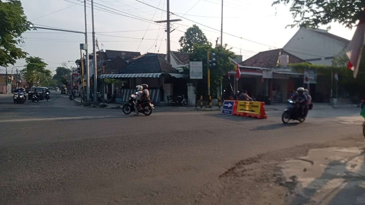 Jalan nasional Turut Kecamatan Padangan, Bojonegoro ditutup. Sebagai dampak karnaval di wilayah Cepu, Blora (Foto: Ahmad Sampurno/Ngopibareng.id)