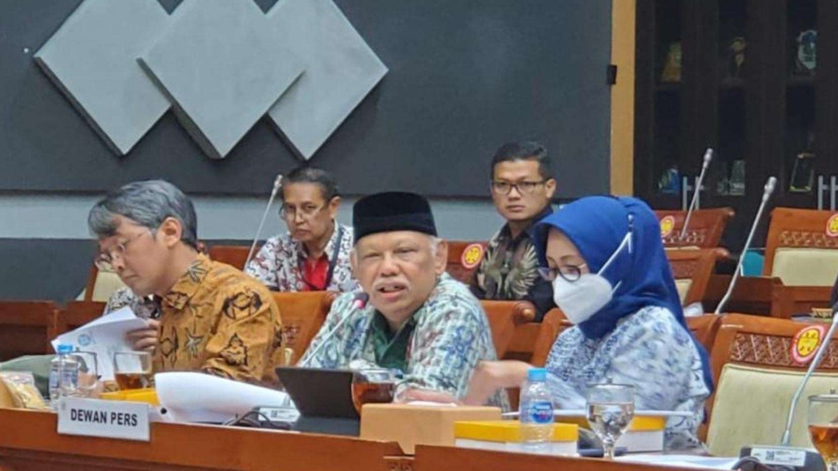 Ketua Dewan Pers Prof Azyumardi Azra didampingi anggota menghadiri rapat dengar pendapat umum dengan Komisi III DPR RI. (Foto: Dokumentasi Dewan Pers)