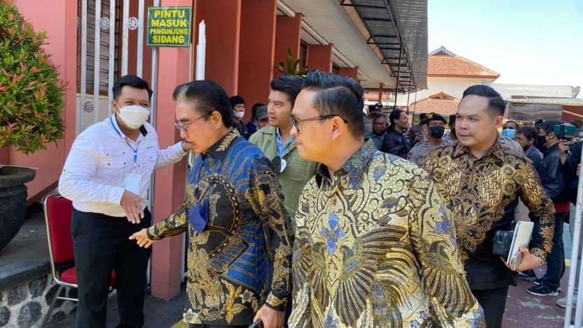 Tim kuasa hukum terdakwa kekerasan seksual saat berada di Pengadilan Negeri Malang (Foto: Lalu Theo/ngopibareng.id)