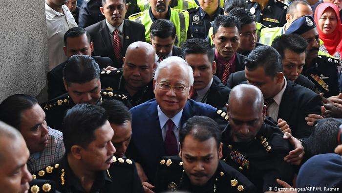 Mantan PM Malaysia Najib Razak saat digiring ke pengadilan. (Foto: KB Bernama)