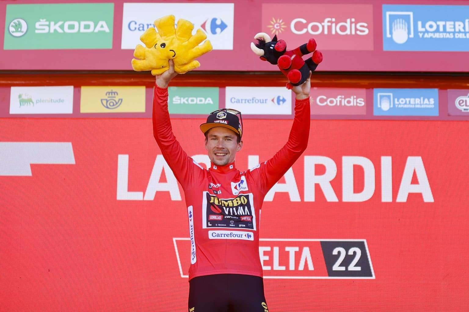 Pembalap Jumbo-Visma, Primoz Roglic, berhasil mejuarai etape 4 Vuelta a Espana sekaligus mengenakan jersey merah sebagai penanda pemuncak klasemen general classification. (Foto: Istimewa)
