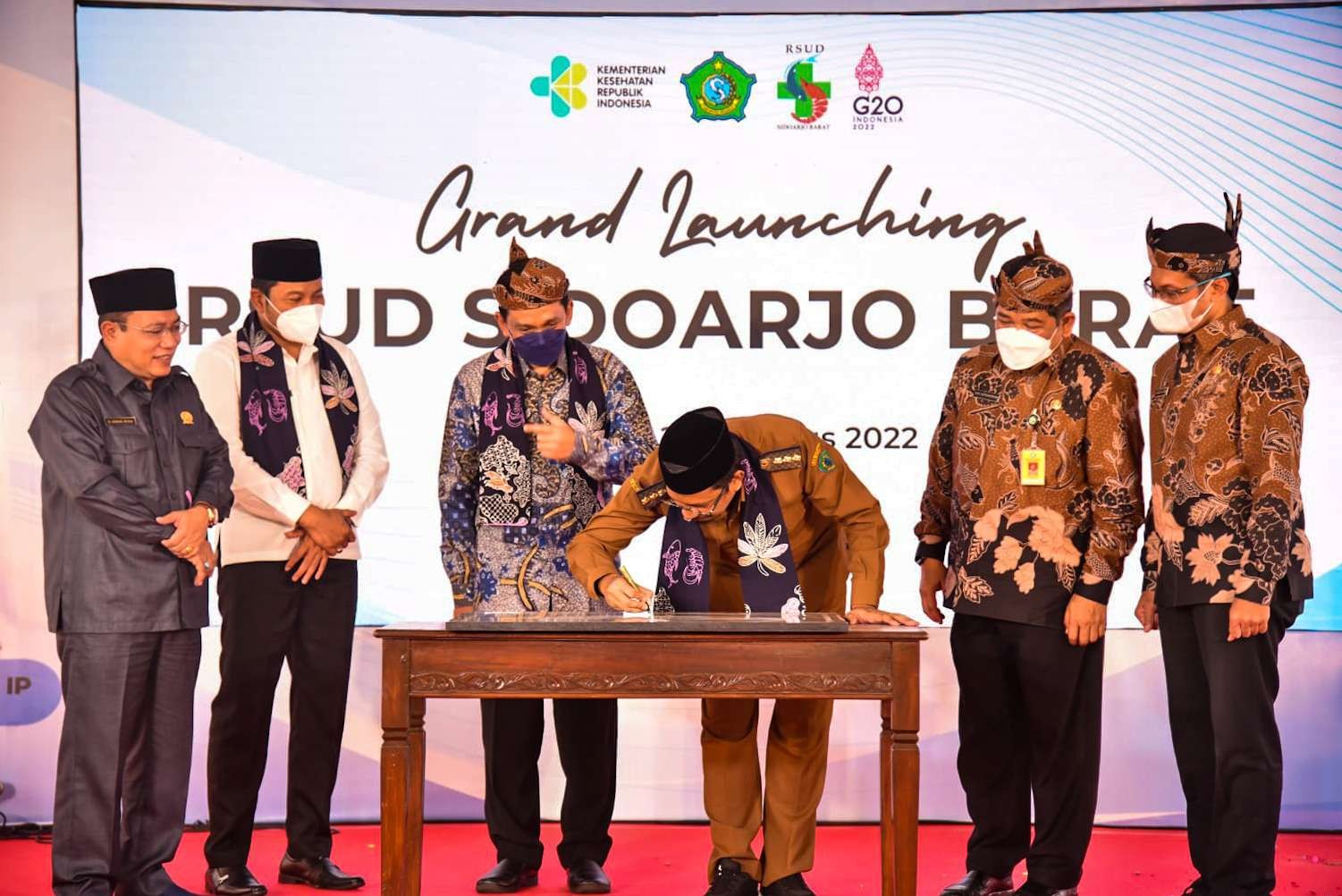Bupati Sidoarjo Ahmad Muhdlor Ali menandatangani peresmian RSUD Sibar (Foto : Aini/Ngopibareng.id)