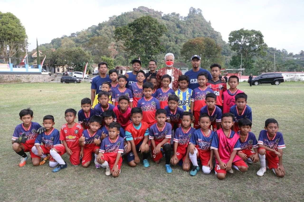 Gubernur Jawa Tengah Ganjar Pranowo memberi motivasi tim sepak bola anak-anak SSB PRPM Tawangmamgu, Kabupaten Karangannya. (Foto: ist)
