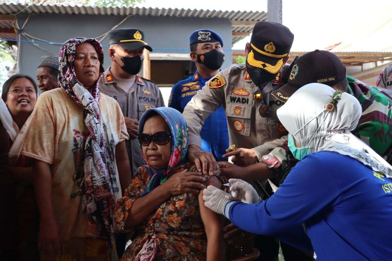 Warga Pulau Giliketapang, Kabupaten Probolinggo mendapatkan suntikan vaksin untuk mencegah difteri. (Foto: Ikhsan Mahmudi/Ikhsan Mahmudi).