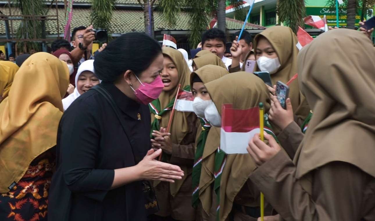 Ketua DPR RI Puan Maharani di tengah siswa.lembaga pendidikan Muhammadiyah Lampung, seperti masuk rumah sendiri (Foto: Biro  Pemberitaan DPR)