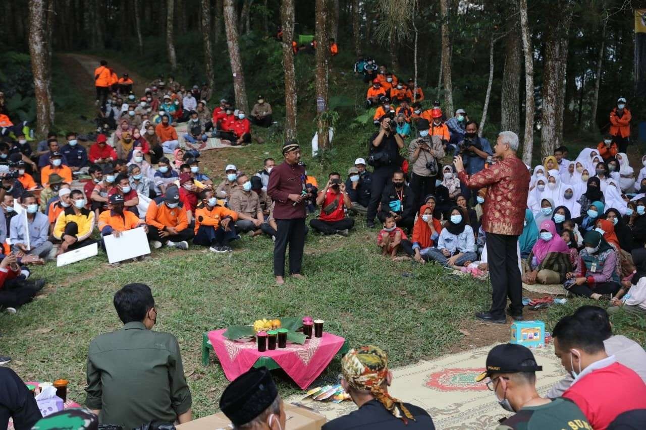 Gubernur Jawa Tengah Ganjar Pranowo mengajak seluruh elemen untuk bergerak menjaga alam dan lingkungan, di Tawangmangu, Kaaranganyar. (Foto: ist)