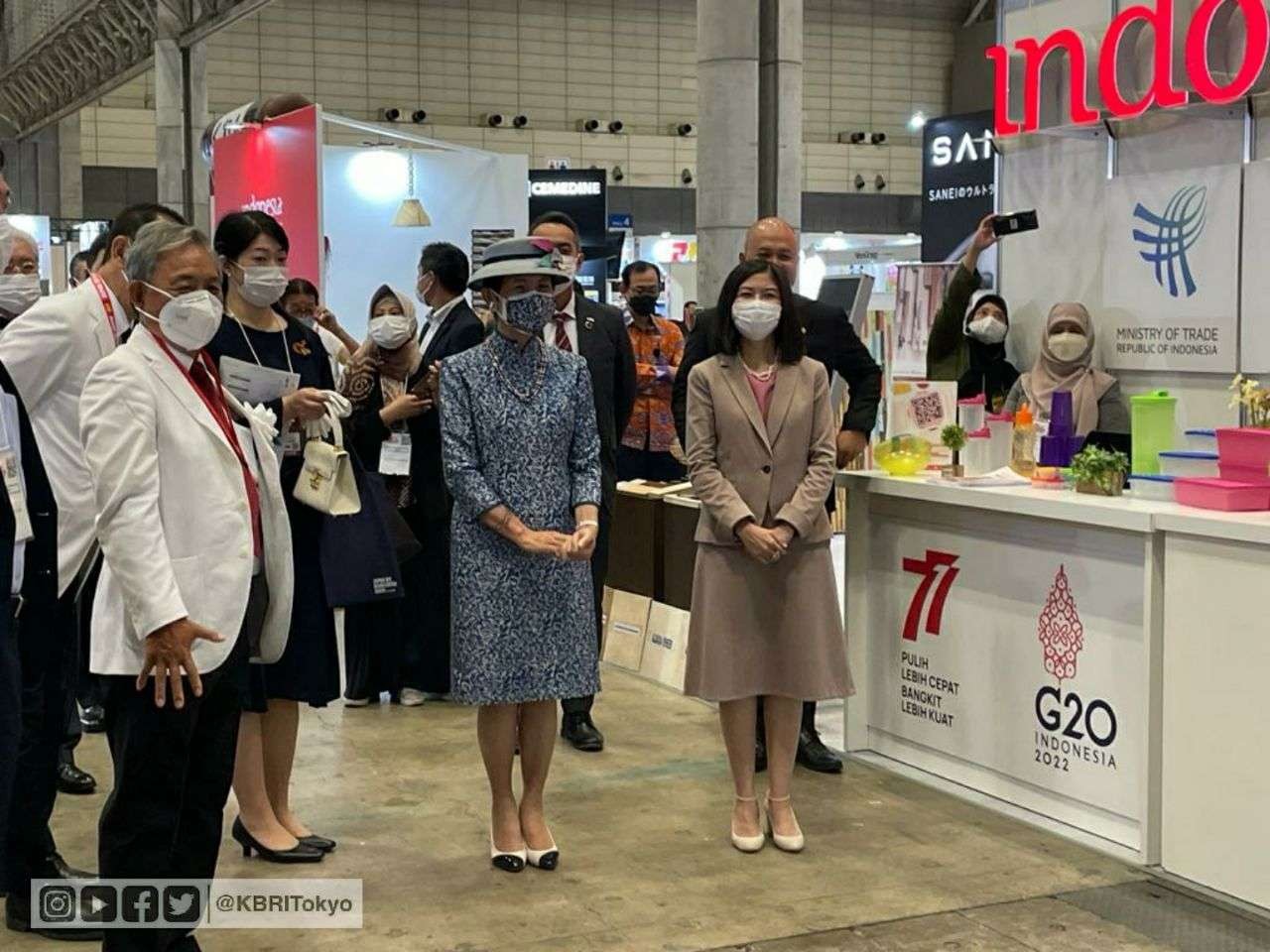 Putri Hisako Takamado berkunjung ke Paviliun Indonesia di Pameran Japan DIY Homecenter Show 2022 di Makuhari Messe, Chiba Tokyo. (Foto: KBRI Tokyo)