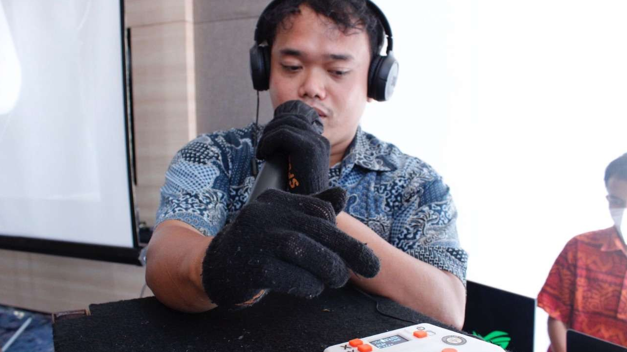 Salah satu peneliti saat mendemokan alat Audiometri Portable. (Foto: Pita Sari/Ngopibareng.id)