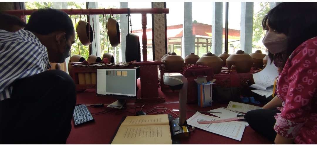 Dinas Perpustakaan dan Kearsipan Jatim menyelamatkan 4 naskah kuno di Kota Kediri. (Foto: Fendhy Plesmana/Ngopibareng.id)