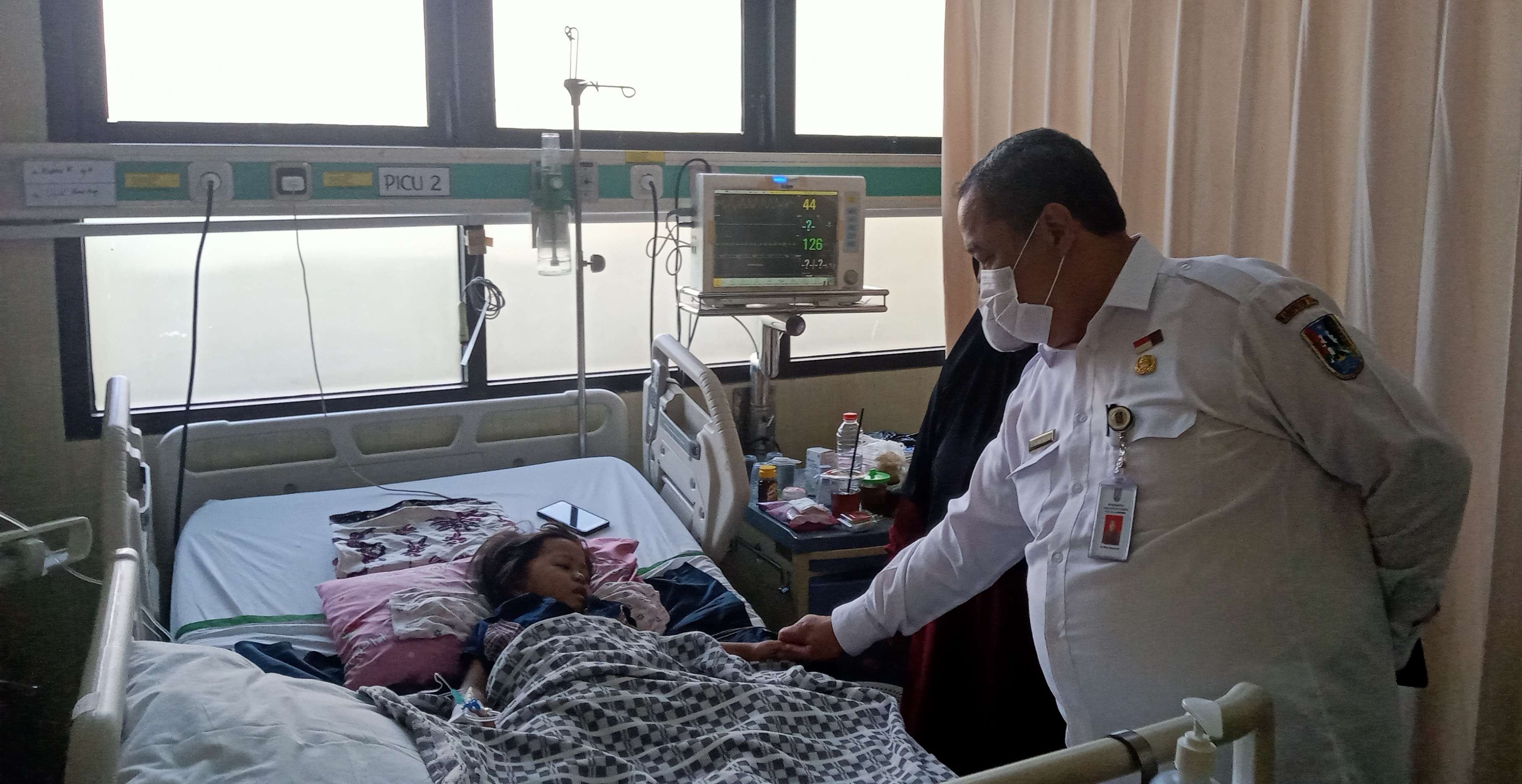 Direktur RSUD Dr. R Koesma Tuban, Masyhudi saat meninjau pasien anak-anak yang terkena DBD (Foto: Khoirul Huda/Ngopibareng.id)