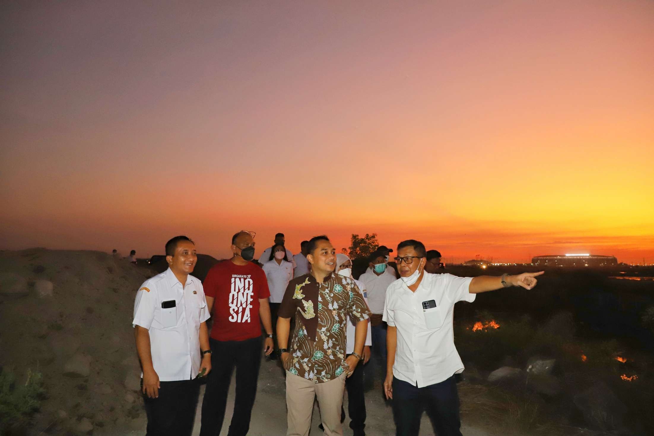 Walikota Surabaya, Eri Cahyadi bersama jajarannya dan Kepala Dinas DLH Agus Hebi saat melakukan sidak persiapan GBT. (Foto: Humas Pemkot Surabaya)