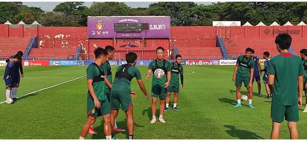 Sehari jelang berangkat tandang ke Bali,  tim Perslk lakoni sesi latihan di Stadion Brawijaya, Kediri. (Foto: Fendhy Plesmana/Ngopibareng.id)