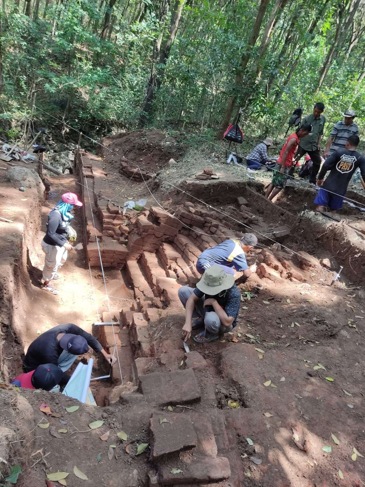 Proses Eskavasi BPCB Trowulan Temukan Gapura Pintu Candi  di Situs Gunung Klotok (Foto: Dokumen Endah Setiyowati)