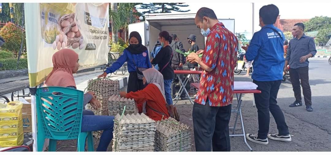 Operasi pasar telur dan beras murah di Jalan Lingkar Taman Sekartaji oleh Dinas Perdagangan Kota Kediri langsung ludes terjual, Jumat 26 Agustus 2022. (Foto: Fendhy Plesmana/Ngopibareng.id)