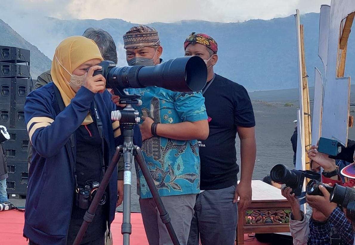 Gubernur Khofifah mencoba memotret panaroma Gunung Bromo usai membuka Jamnas Fotografi Indonesia. (Foto: Ikhsan Mahmudi/Ngopibareng.id)
