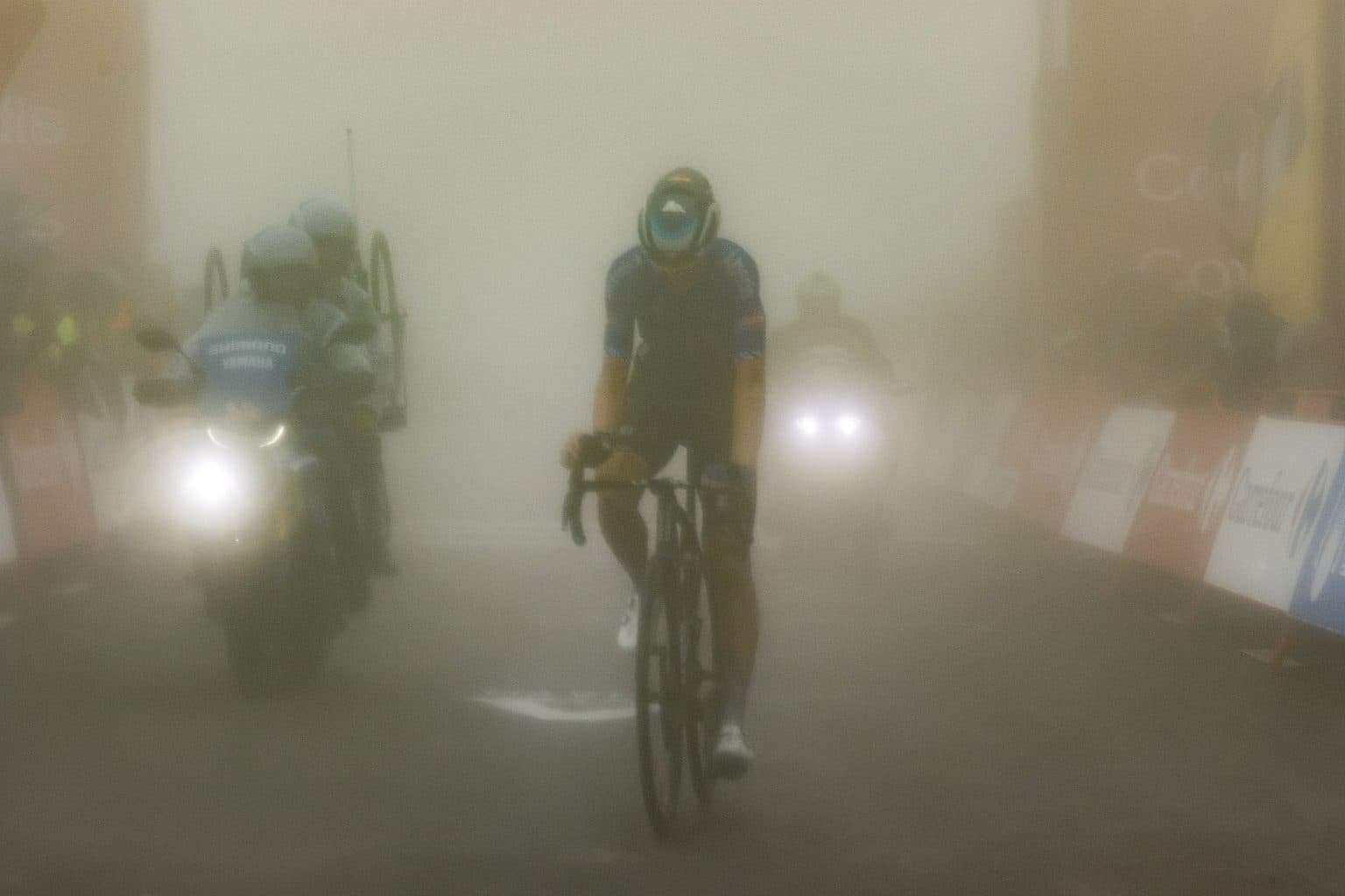 UTAMA-Jay Vine (Alpecin-Deceuninck) melintas garis finis Vuelta a Espana etape 6 dengan berkabut tebal. (Foto: Istimewa)