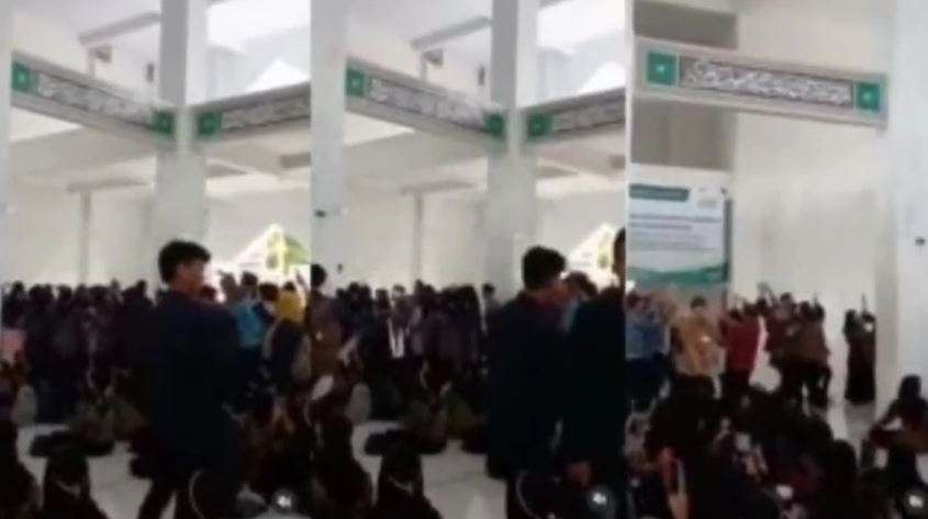 Para mahasiswa pria dan perempuan berjoget diiringi lagu Ojo Dibandingke viral di media sosial. (Foto: Tangkapan layar YouTube)