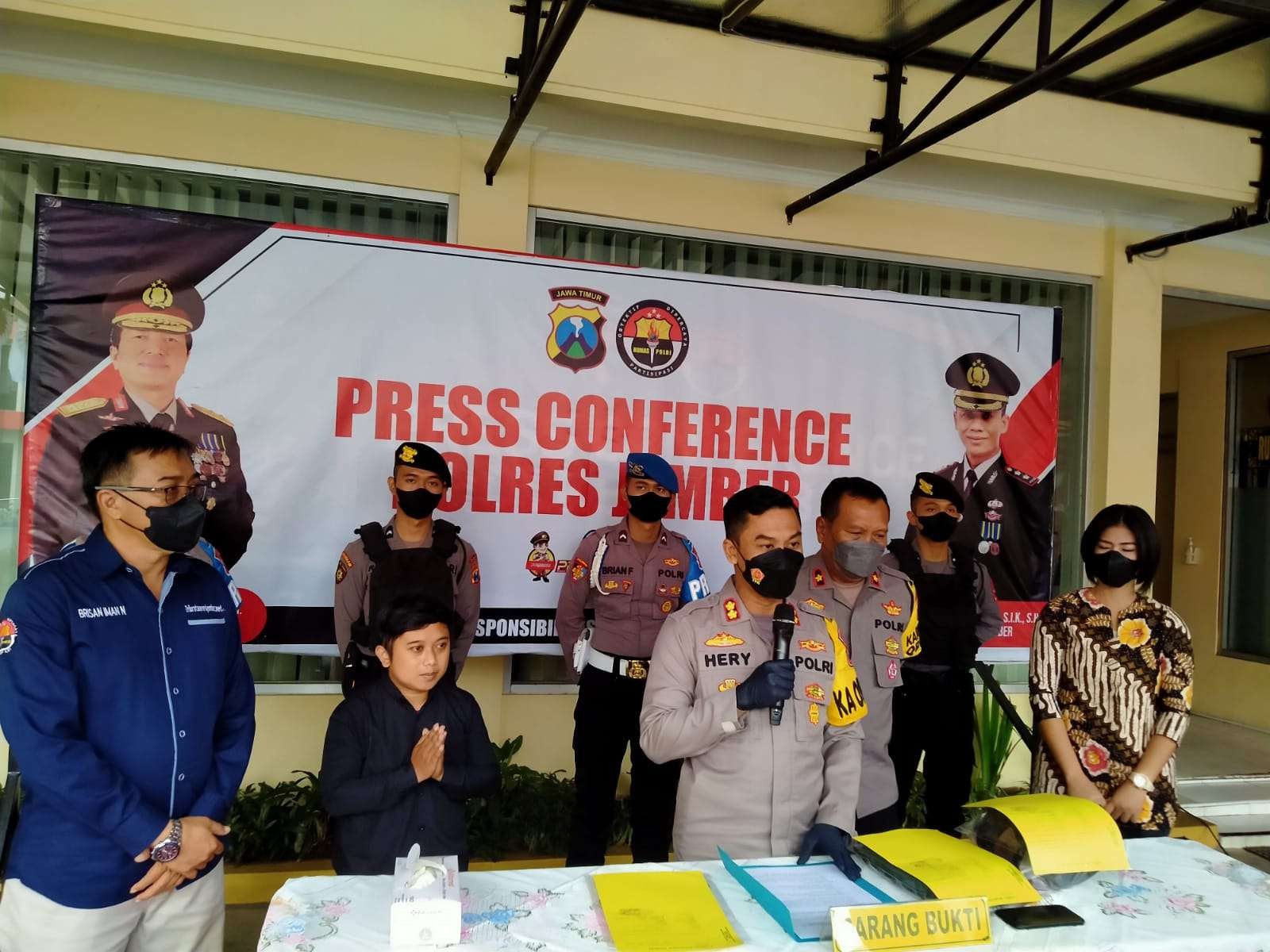 Kapolres Jember AKBP Hery Purnomo memaparkan soal kasus penganiayaan yang terjadi di SMK 2 Jember, Jawa Timur. (Foto: Rusdi/Ngopibareng.id)