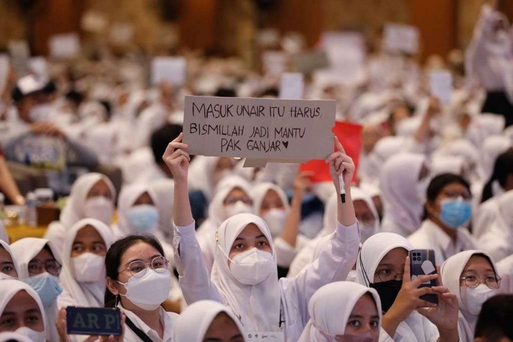 Ribuan mahasiswa baru Unair Surabaya langsung heboh saat Gubernur Jawa Tengah, Ganjar Pranowo tiba di Airlangga Convention Center, Sabtu. (Foto: ist)