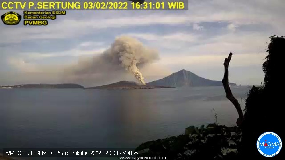 Letusan Anak Gunung Krakatau yang meletus pada 3 Februari 2022. (Foto: dok. magma ESDM)