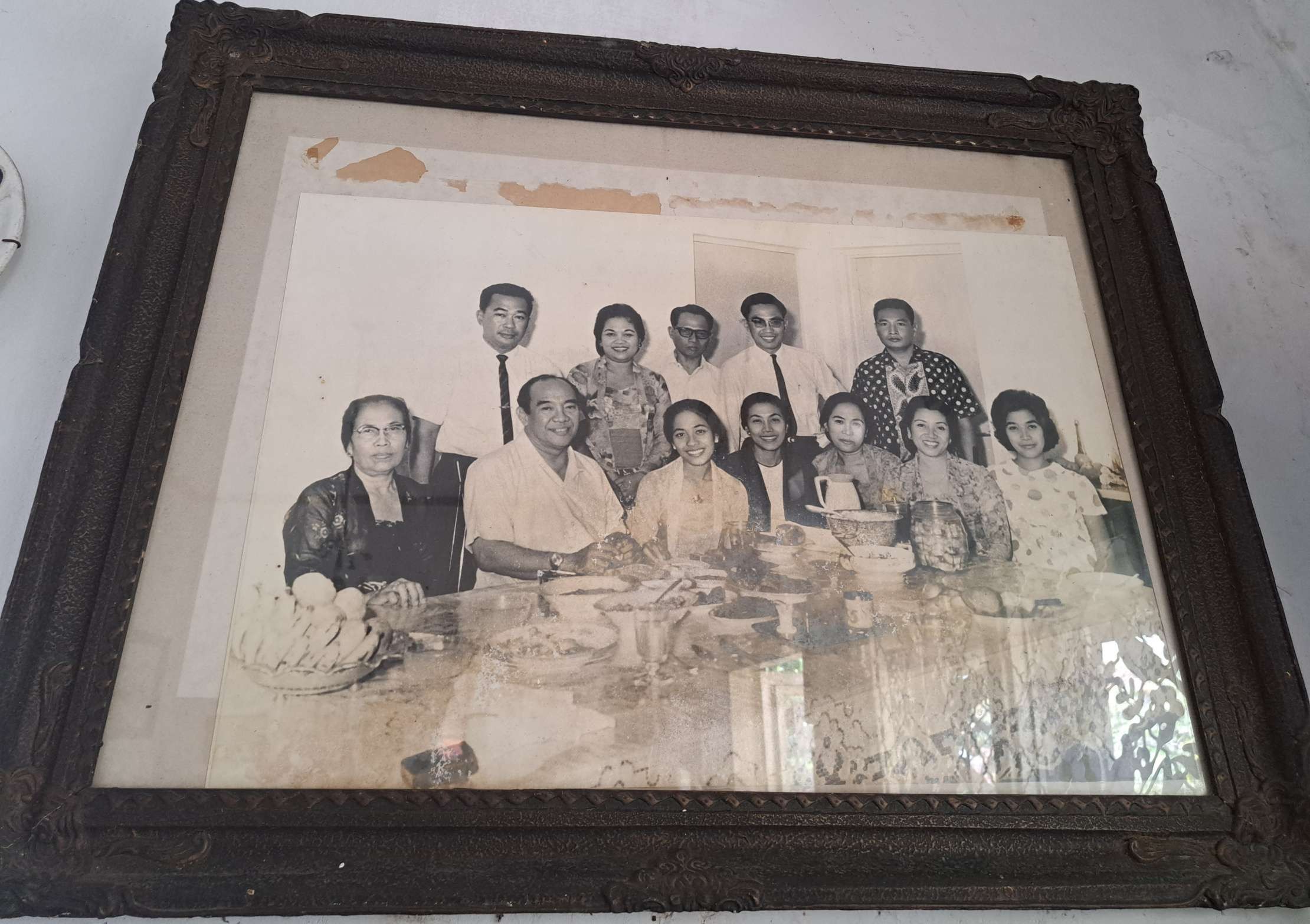 Foto keluarga Hayati bersama Ir Soekarno dipajang di rumah duka Eni.  (Foto: Pita Sari/Ngopibareng.id)