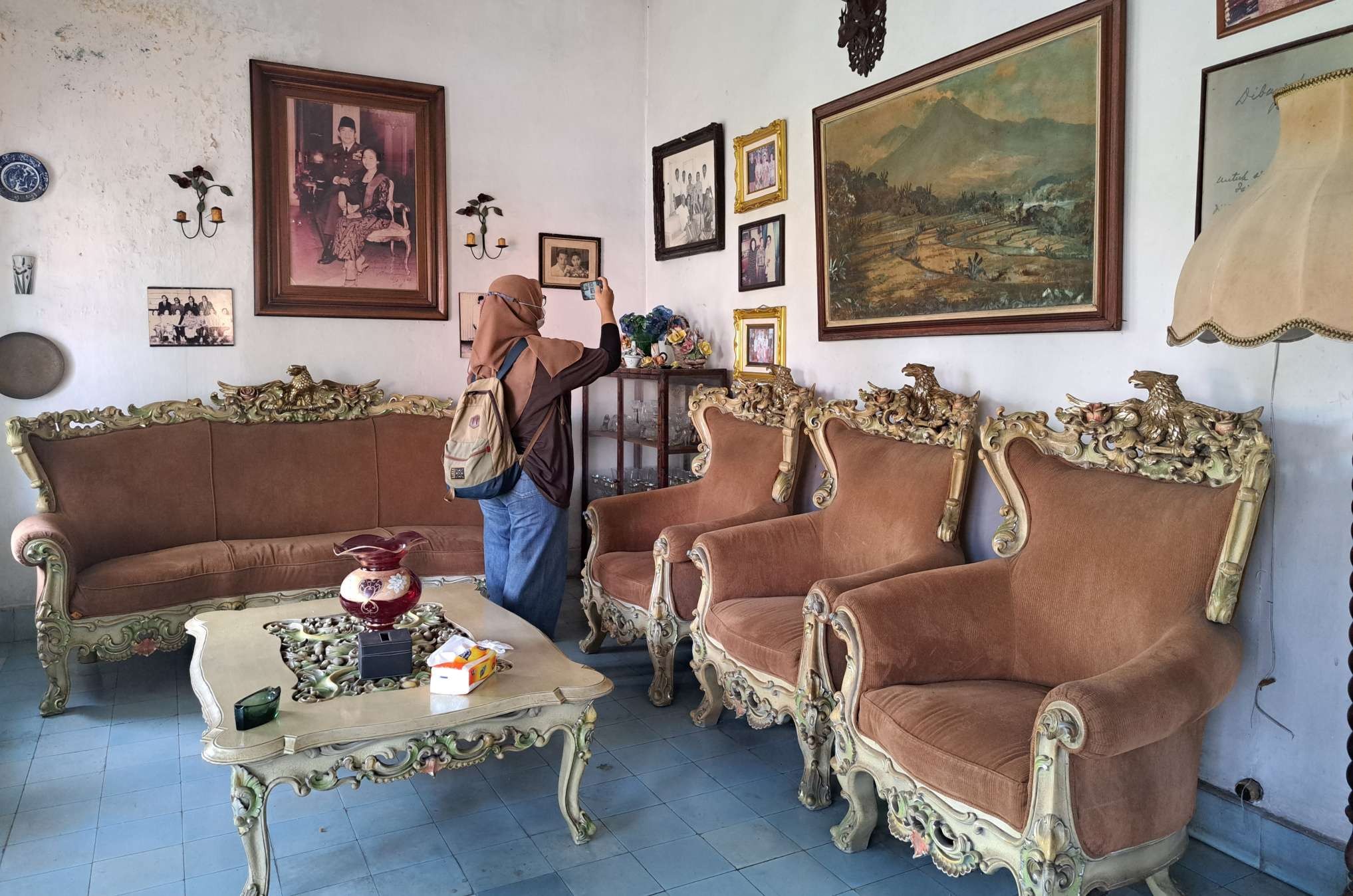 Ruang tamu Omah Kenangan yang masih bergaya kolonial lengkap dengan foto Soekarno-Hayati. (Foto: Pita Sari/Ngopibareng.id)