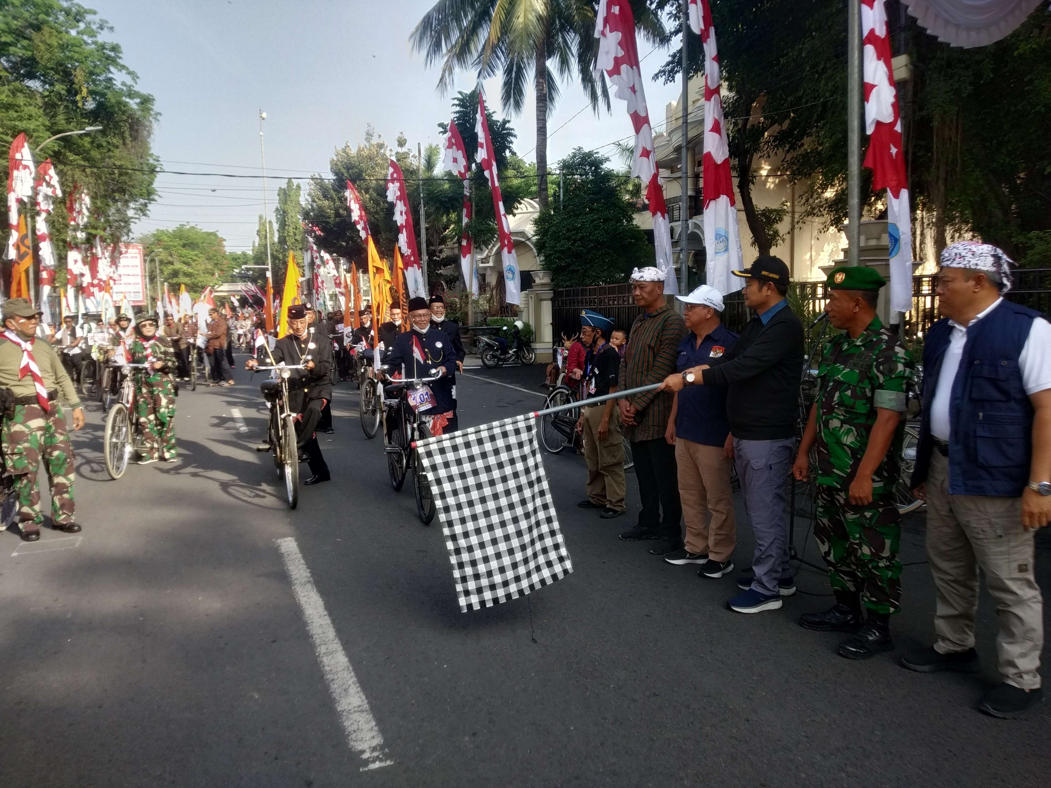 Bupati Lamongan, Yuhronur Efendi memberangkatkan pawai sepeda ontel memperingati HUT RI ke 77 (Foto: Imron Rosidi/Ngopibareng.id)