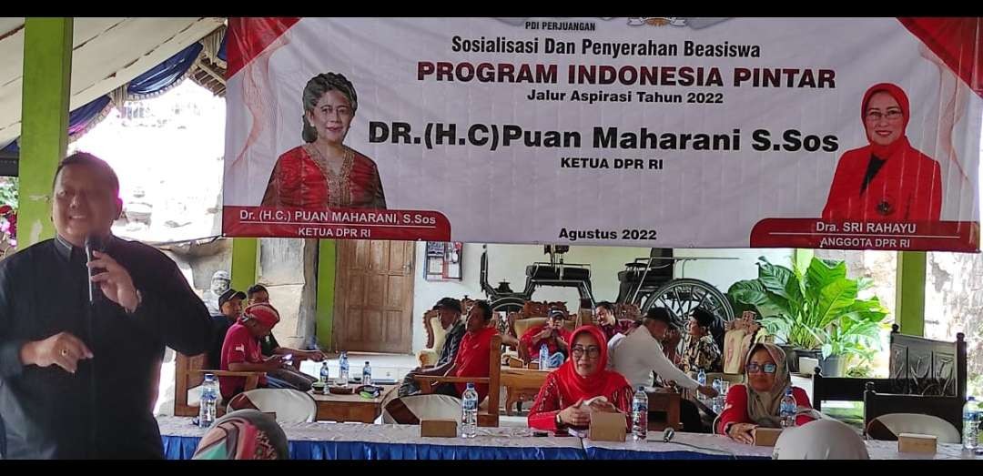 Beri beasiswa Program Indonesia Pintar (PIP), anggota DPR RI Sri Rahayu mengingatkan para orang tua mengawasi anaknya agar tidak terpapar radikalisme. (Foto: Fendhy Plesmana/Ngopibareng.id)