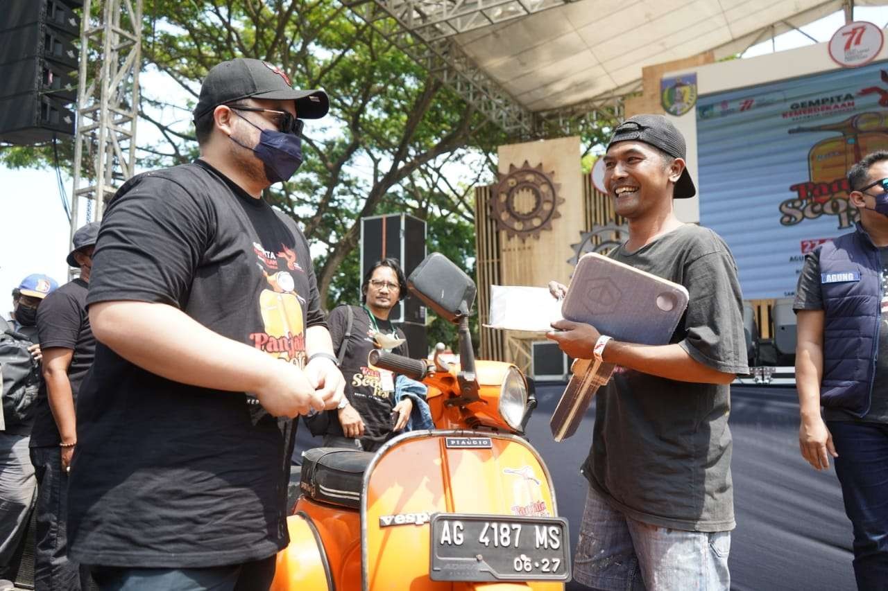 Bupati Kediri Hanindhito Himawan Pramana memberikan doorprize vespa kepada skuteris asal Kediri dan Madiun. (Foto: Dokumentasi Kominfo Kediri)