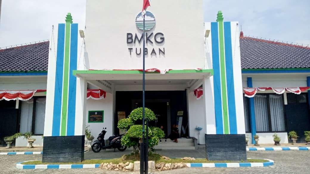 Kantor BMKG di wilayah Kecamatan Jenu, Kabupaten Tuban dari depan (Foto: Khoirul Huda/Ngopibareng.id)