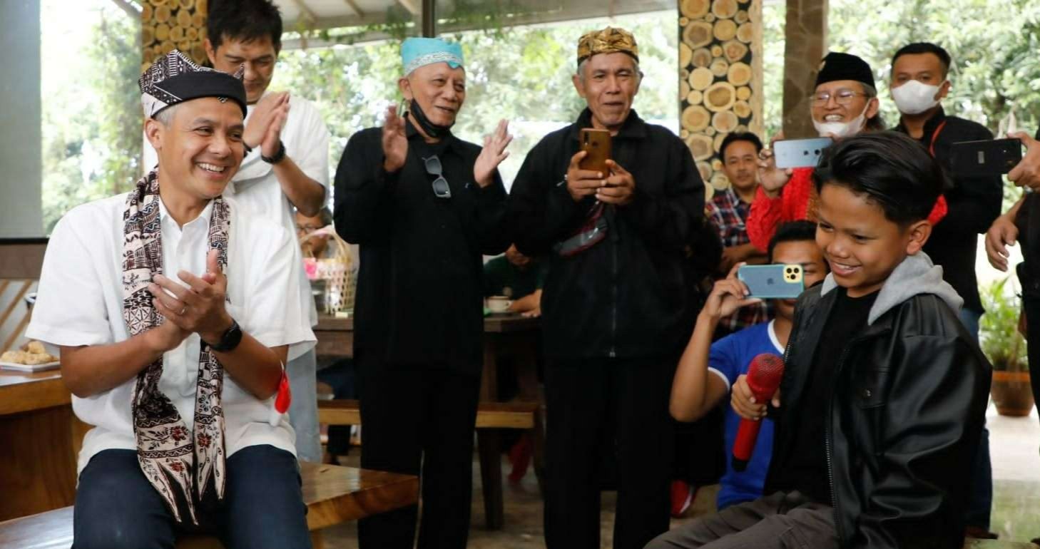 Gubernur Jawa Tengah, Ganjar Pranowo, ngobrol santai bersama penyanyi cilik Farel Prayoga di Banyuwangi. (Foto: dok. Humas Pemprov Jawa Tengah)