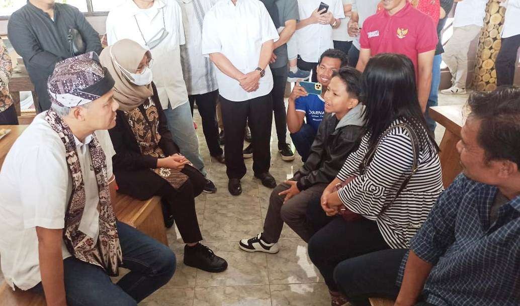 Gubernur Jawa Tengah, Ganjar Pranowo ditemani Bupati Banyuwangi Ipuk Fiestiandani berbincang dengan Farel Prayoga (Foto: Muh Hujaini/Ngopibareng.id)