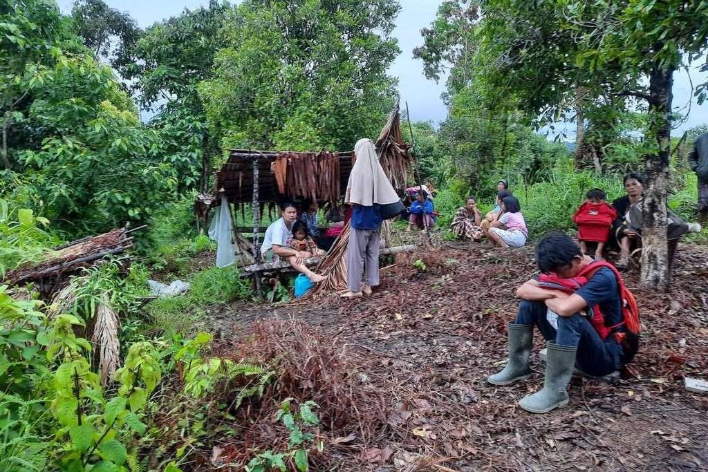 Warga Desa Simalegi mengungsi di dataran tinggi akibat gempa 6,4 di Kepulauan Mentawai. (Foto: BPBD Kepulauan Mentawai)