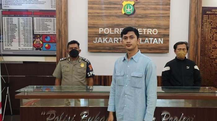 Aktor Khafi Maheza menyerahkan diri ke Polres Metro Jakarta Selatan karena kasus keplak kepala sopir TransJakarta. (Foto: Instagram @jakarta.ku)