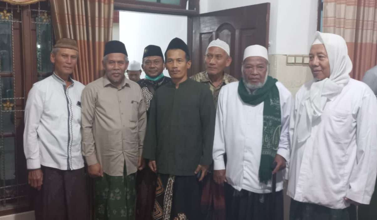 KH Marzuki Mustamar bersama sejumlah Kiai di Tambakberas Jombang. (Foto:sugeng)