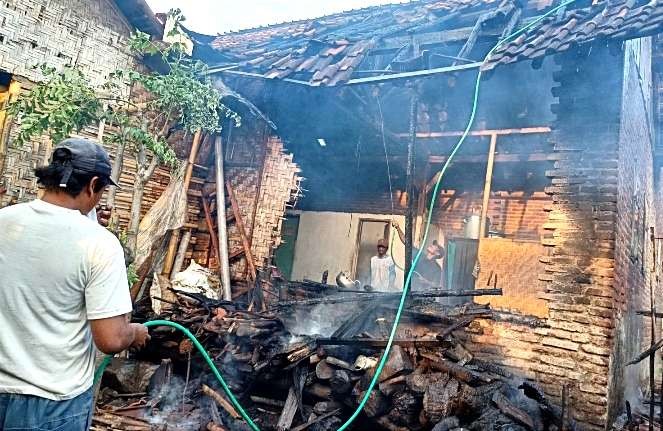 Dapur rumah milik petani Sumiadi di Desa Wonorejo, Kecamatan Panji, Situbondo terbakar. (Foto: BPBD Situbondo)