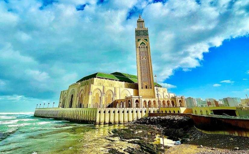 Masjid Hassan II di Maroko  arsitektur Islam yang megah di atas Samudera Atlantik. (Foto: travellers)
