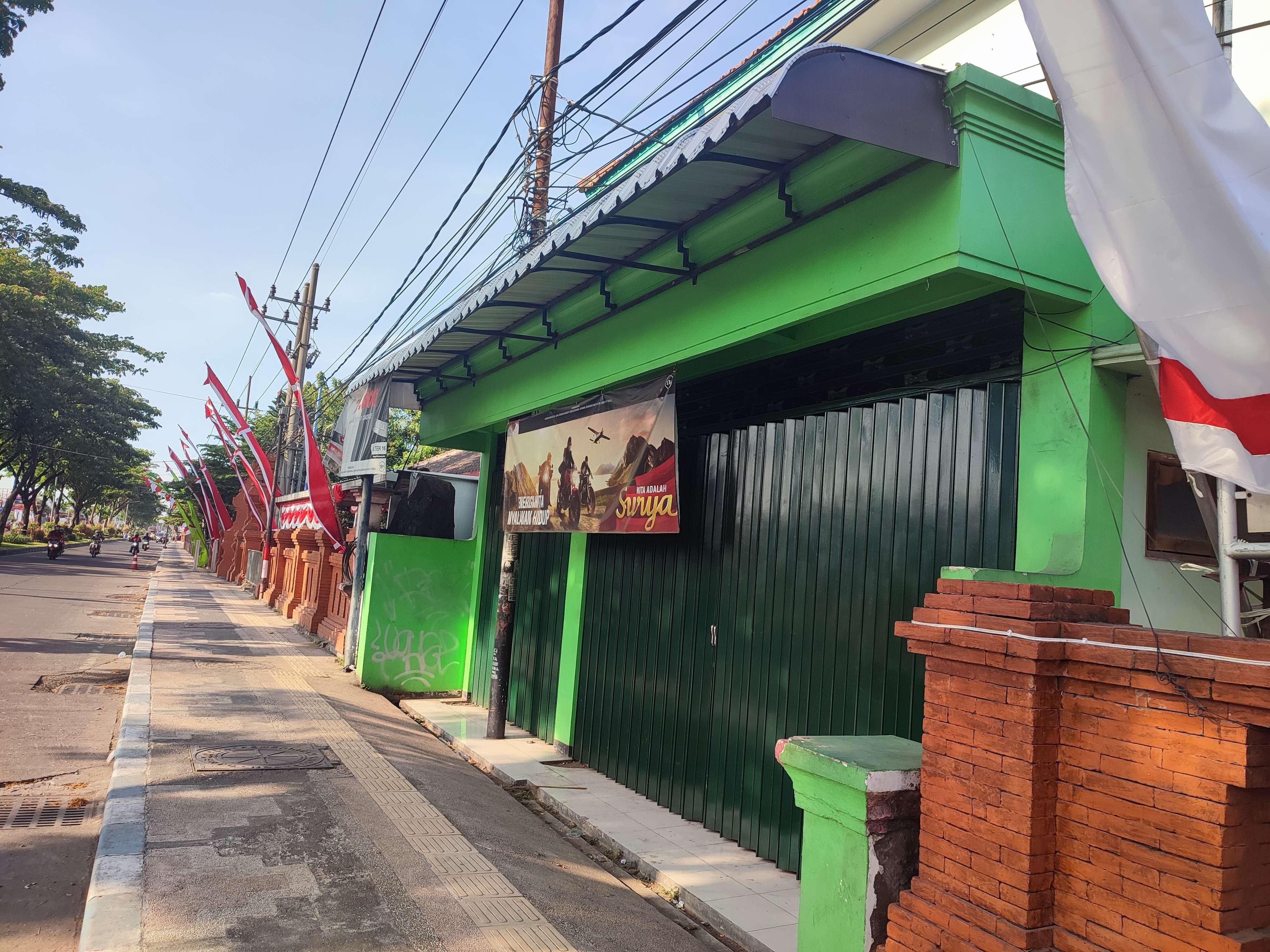 Gedung warna hijau kantor KP-RI Budi Arta Mojokerto tidak beroperasi.(Foto : Deni Lukmantara/Ngopibareng)