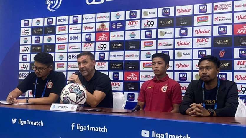 Pelatih Persija Jakarta, Thomas Doll (dua dari kiri) saat sesi jumpa pers di Stadion Kanjuruhan, Malang. (Foto: Lalu Theo/Ngopibareng.id)