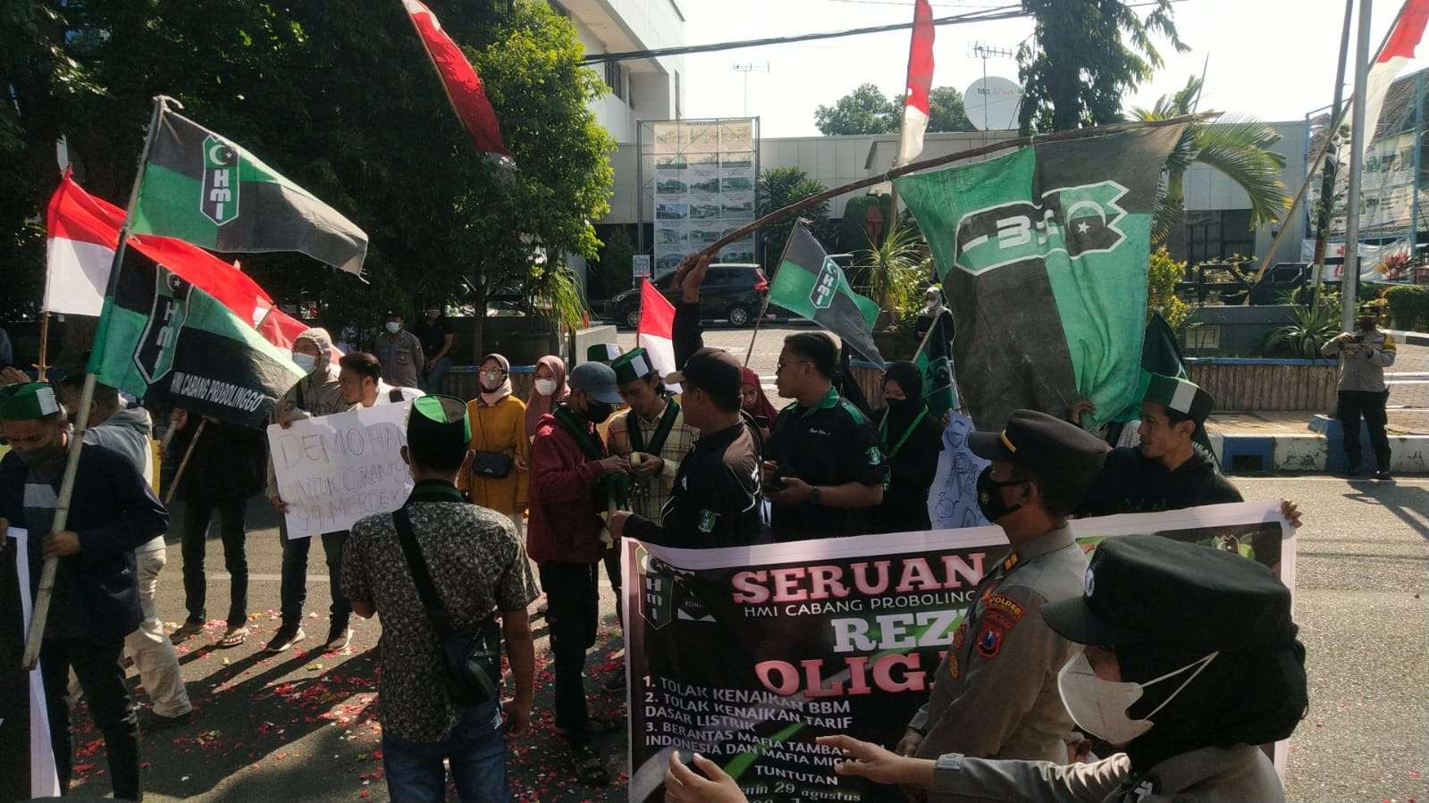 Puluhan aktivis HMI Cabang Probolinggo saat berunjuk rasa di gedung DPRD Kota Probolinggo. (Foto: Ikhsan Mahmudi/Ngopibareng.id)