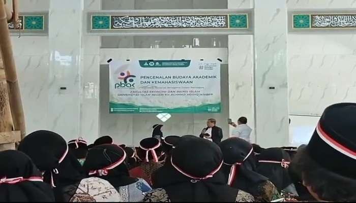 Cuplikan video Rektor UIN KHAS Jember bernyanyi bersama mahasiswa baru di ruang mirip masjid (Foto: Tangkap layar video)