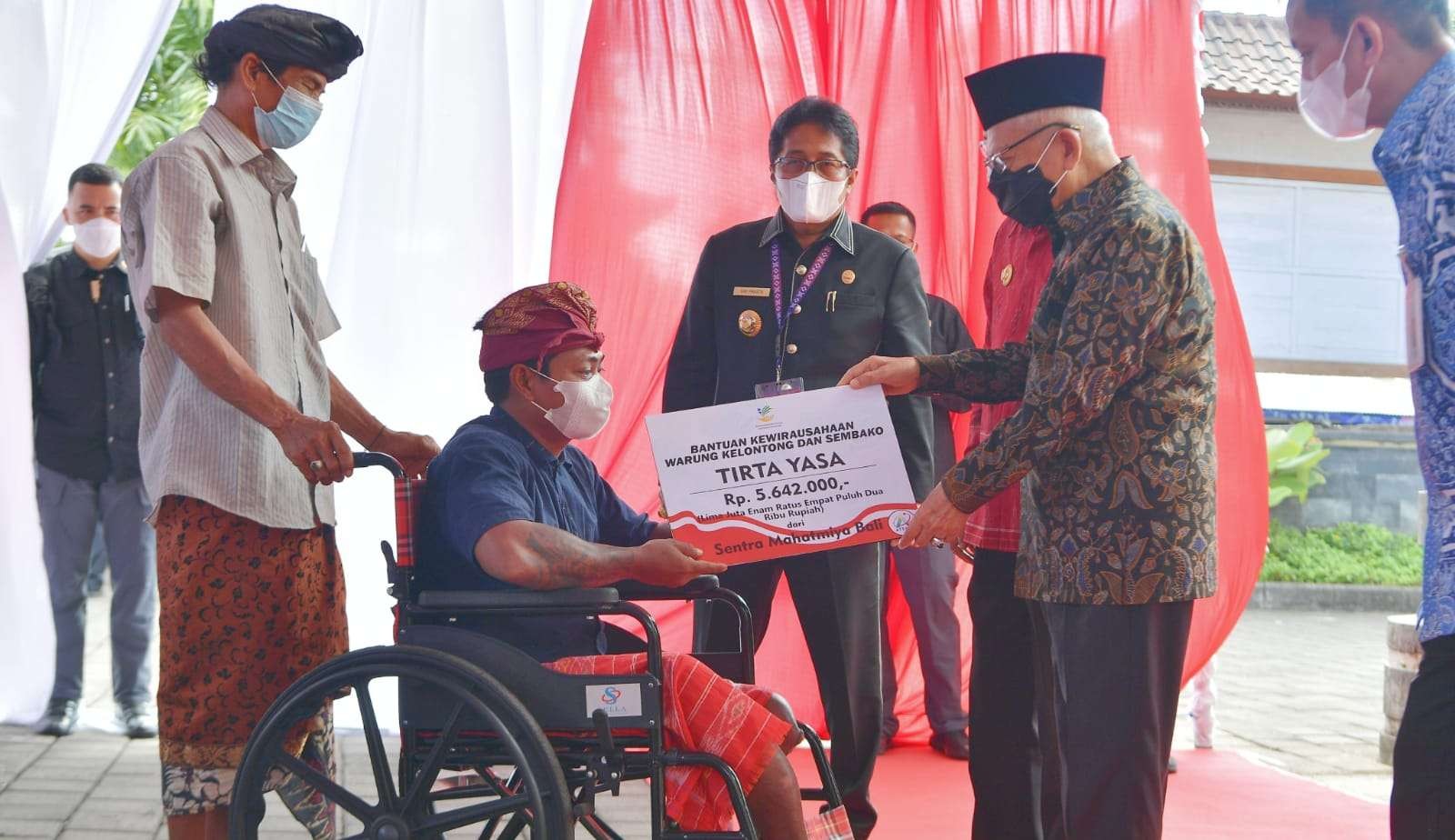 Wapres menyerahkan ribuan paket Bansos untuk masyarakat Badung Nusa Dua Bali. (Foto: BPMI Setwapres)