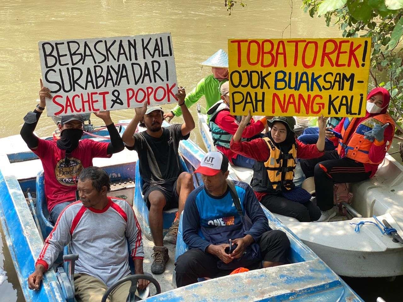 Kegiatan susur sungai yang dilakukan relawan Ecoton selama tiga hari di Kali Surabaya. (Foto: Ecoton)