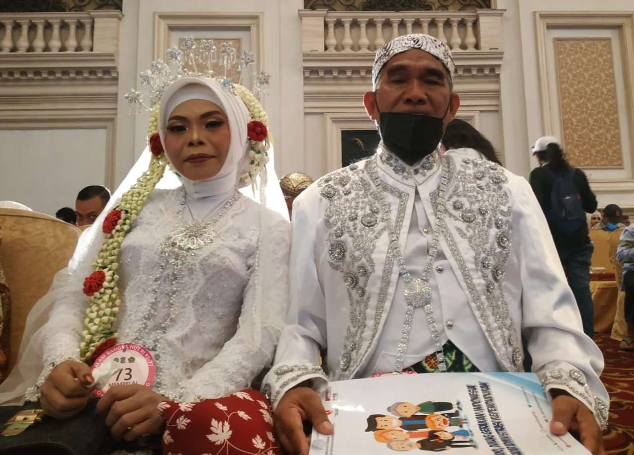 Pasangan Ismadi (66 tahun) dan Sayati (45 tahun) yang mengikuti isbat nikah yang diadakan oleh Pemkot Surabaya. (Foto: Pita Sari/Ngopibareng.id)