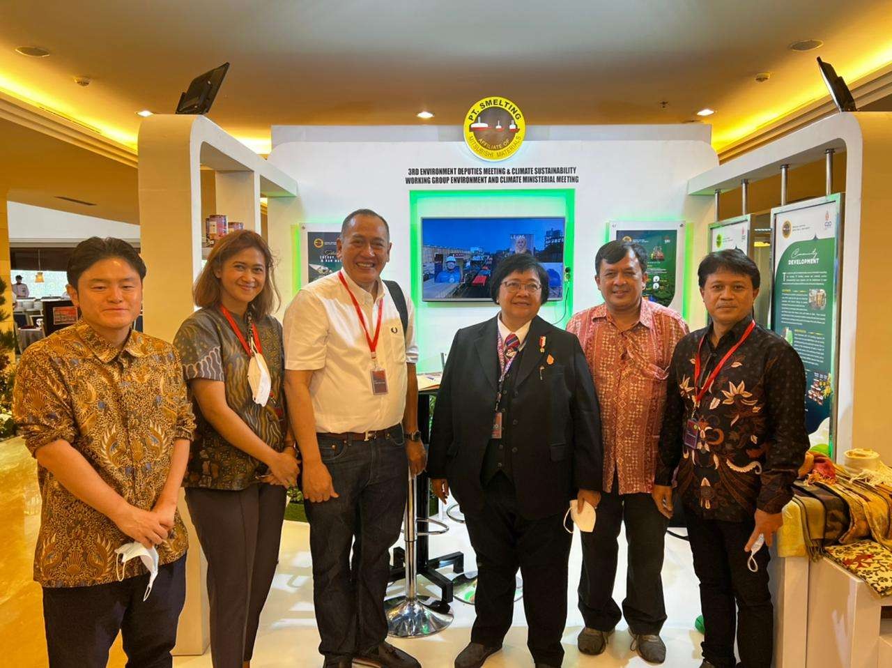 Menteri Lingkungan Hidup dan Kehutanan, Siti Nurbaya Bakar (tengah) saat mengunjungi booth PT Smelting. (Foto: dok. PT Smelting)